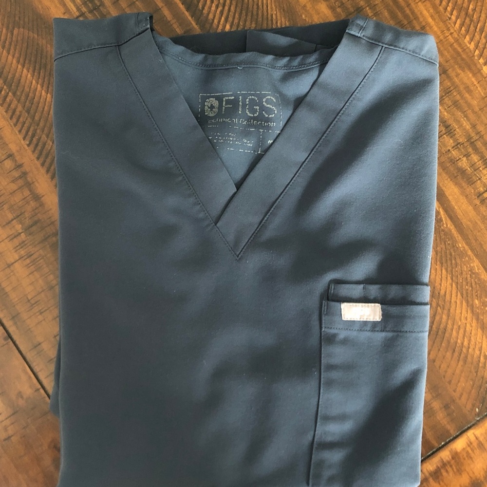 Men’s FIGS Leon Top in Dark Harbor. Size Medium.
